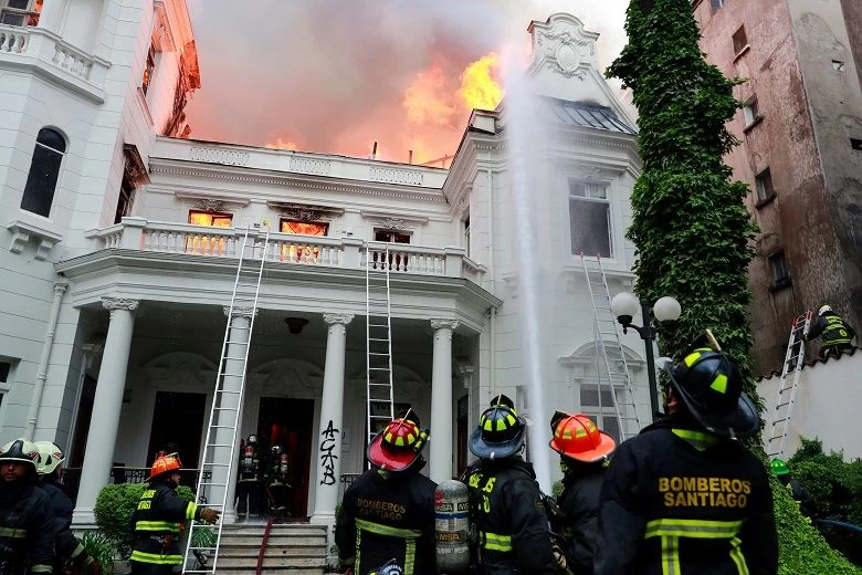 Χιλή: Στις φλόγες πανεπιστήμιο στο Σαντιάγο και επεισόδια στη μεγάλη συγκέντρωση διαμαρτυρίας